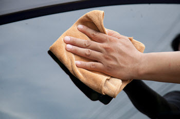 cleaning car windows