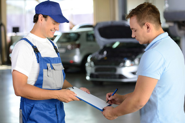 image of auto glass technician offering auto glass replacement quote to pennsylvania driver