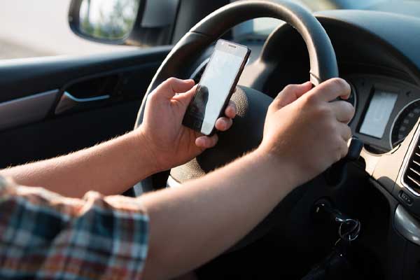 texting and talking while driving depicting the benefits of smart auto glass