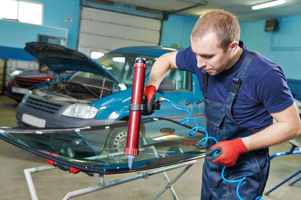image of auto glass technician replacing windshield