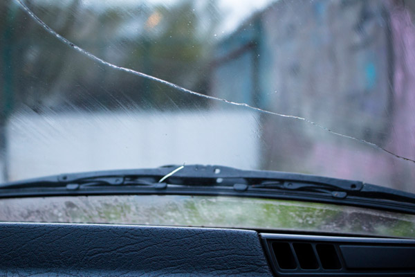 image of a windshield crack that spread