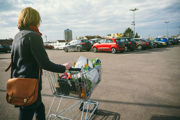 image of a grocery store parking lot depicting auto glass scam locations