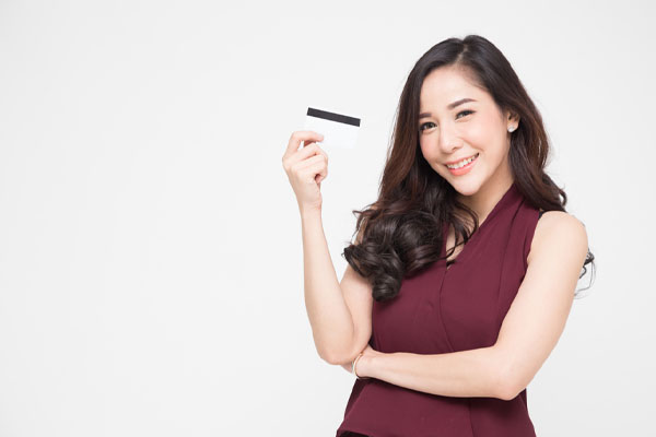 image of car owner with credit card depicting how to avoid a car glass scam