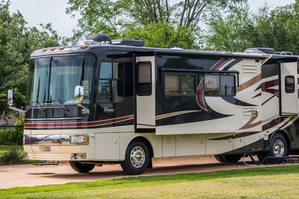 image of an RV depicting rv auto glass