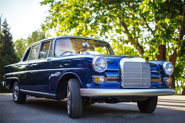 image of a historic car depicting classic car auto glass